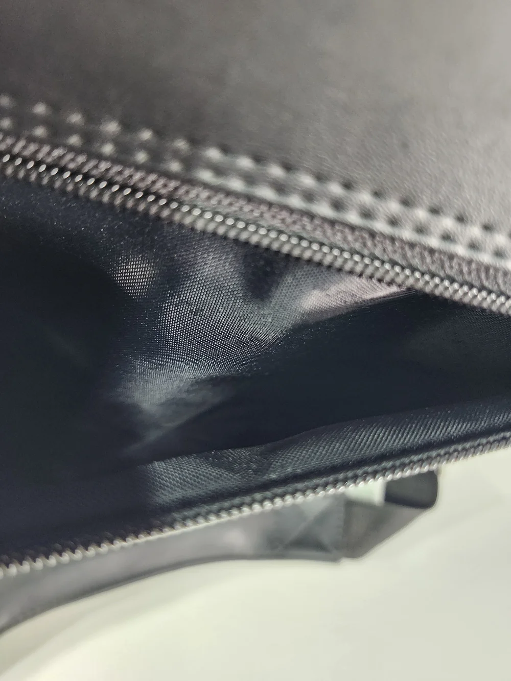 Air Targus Men's Black Leather Briefcase - Classic Professional Carry